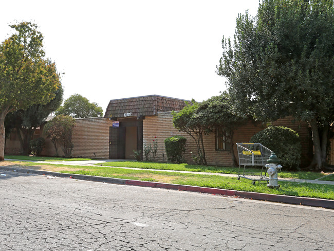 3372 E Sierra Madre Ave in Fresno, CA - Foto de edificio - Building Photo