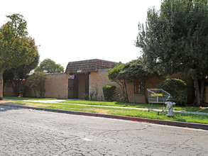 3372 E Sierra Madre Ave in Fresno, CA - Building Photo - Building Photo