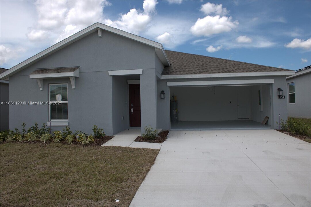 254 Brave Rd in Davenport, FL - Foto de edificio