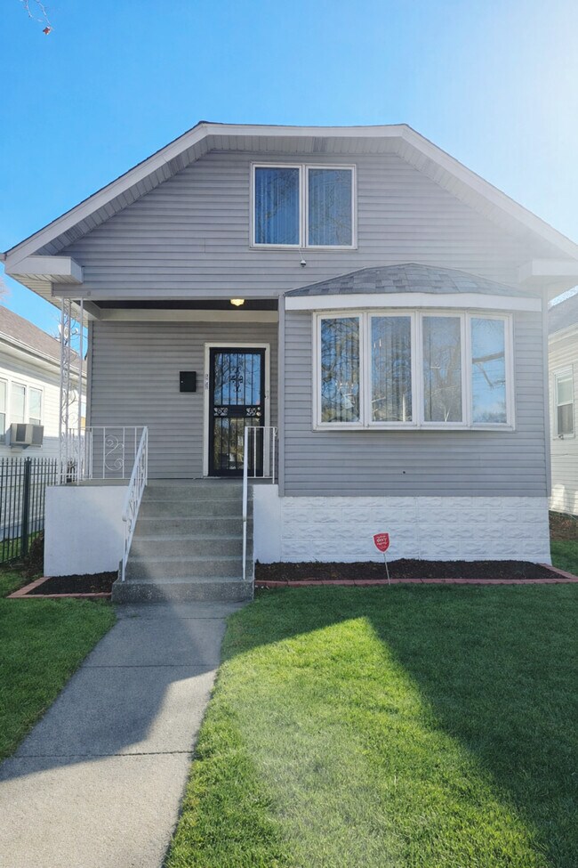 12051 S Yale Ave in Chicago, IL - Building Photo - Building Photo