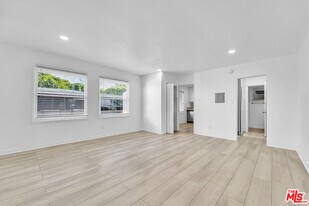 926 N Spaulding Ave in West Hollywood, CA - Building Photo