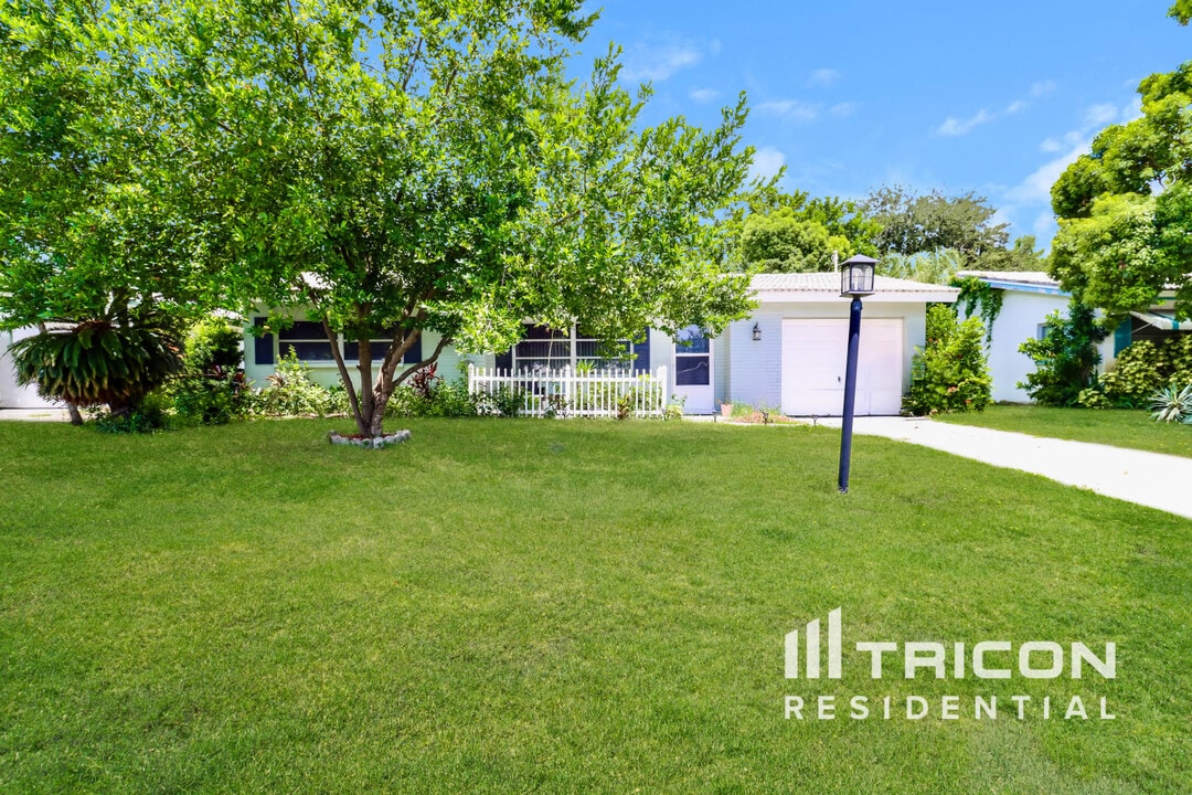 2336 Black Oak Ln in Clearwater, FL - Building Photo