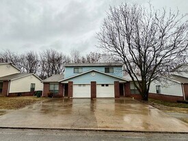 911 S Green Point Trce in Fayetteville, AR - Building Photo