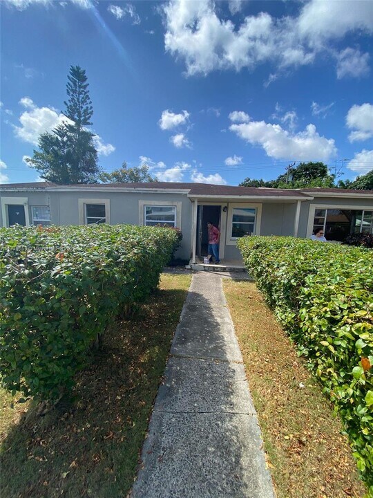 10470 SW 172nd St in Miami, FL - Building Photo