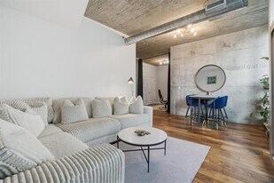 923 Peachtree St NE in Atlanta, GA - Building Photo