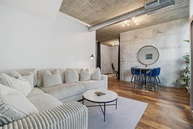 property at 923 Peachtree St NE