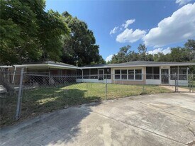 325 Chesney Blvd in Frostproof, FL - Building Photo
