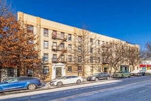 3552 Steinway St in Long Island City, NY - Building Photo