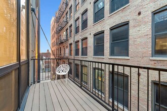 318 W Grand Ave in Chicago, IL - Building Photo - Building Photo