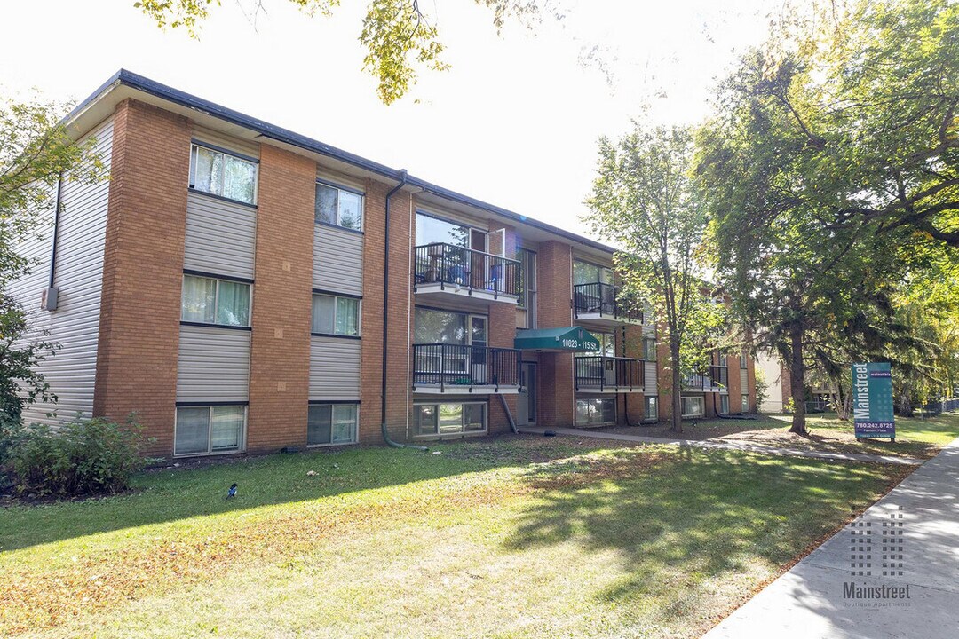 Palmont Place in Edmonton, AB - Building Photo