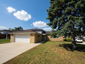 966 S Iowa Ave in Addison, IL - Building Photo