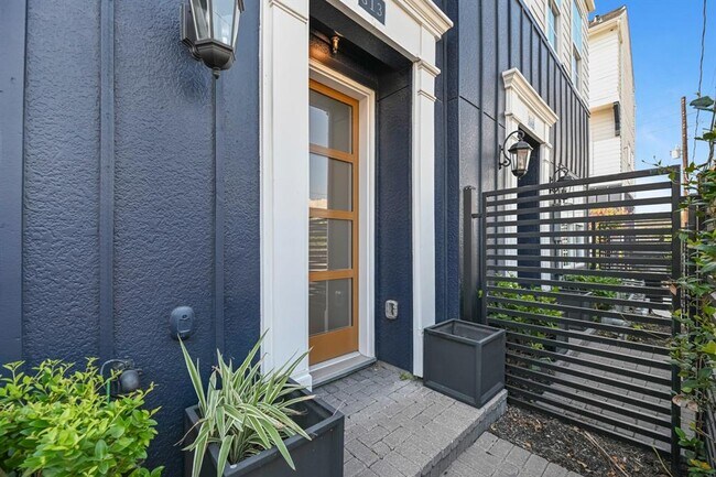 813 Bringhurst St in Houston, TX - Foto de edificio - Building Photo