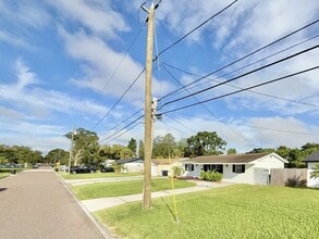 641 72nd Ave N in St. Petersburg, FL - Foto de edificio - Building Photo