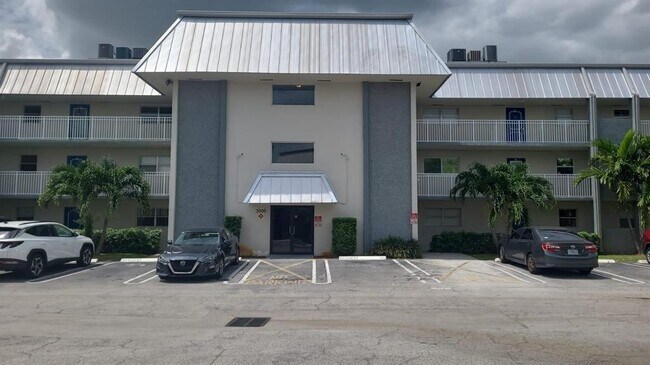 3000 Riverside Dr in Coral Springs, FL - Building Photo - Building Photo