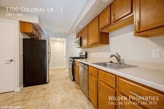 1700 Colonial Ln in Northfield, IL - Building Photo - Building Photo