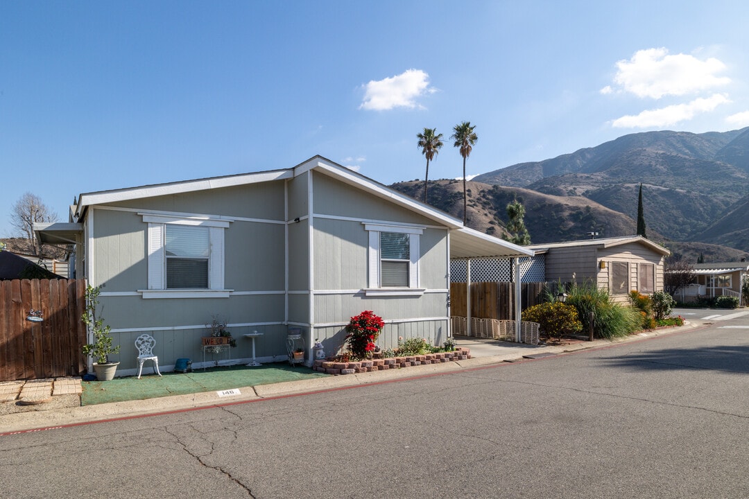 Green River Village in Corona, CA - Foto de edificio