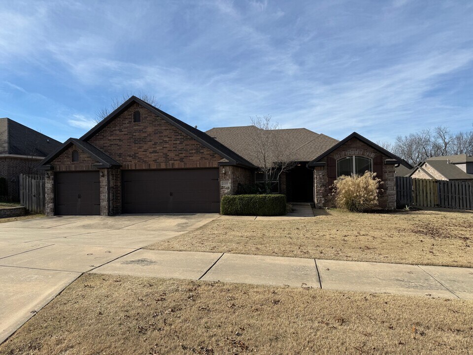 2399 N Silk Rose Ave in Fayetteville, AR - Building Photo