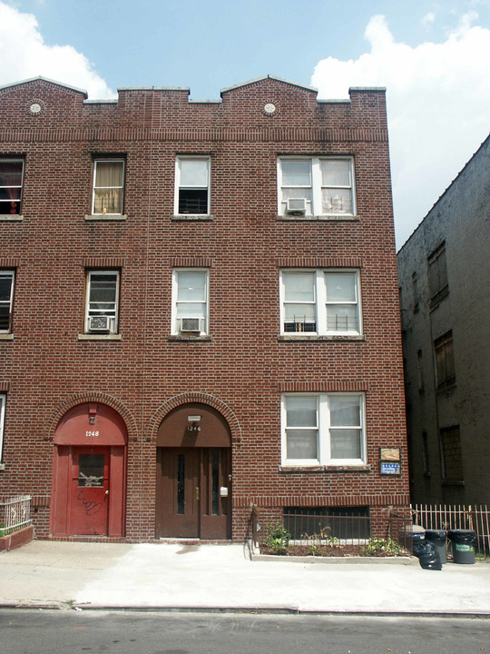 1246 Manor Ave in Bronx, NY - Foto de edificio