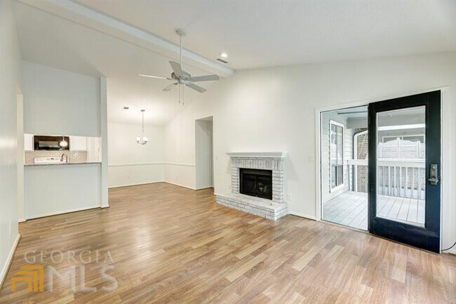 529 Warm Springs Cir in Roswell, GA - Foto de edificio - Building Photo