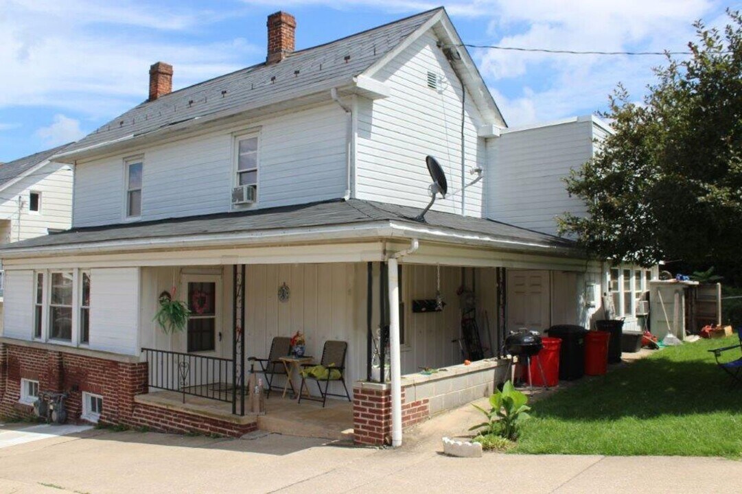 8 Henrietta St in Red Lion, PA - Building Photo