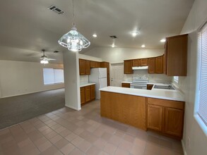 2526 Karen Ave in Kingman, AZ - Foto de edificio - Building Photo