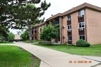 1180 Meadow Ln in Hoffman Estates, IL - Building Photo - Building Photo