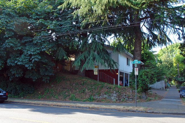 Courtyard Apartments in Portland, OR - Building Photo - Building Photo