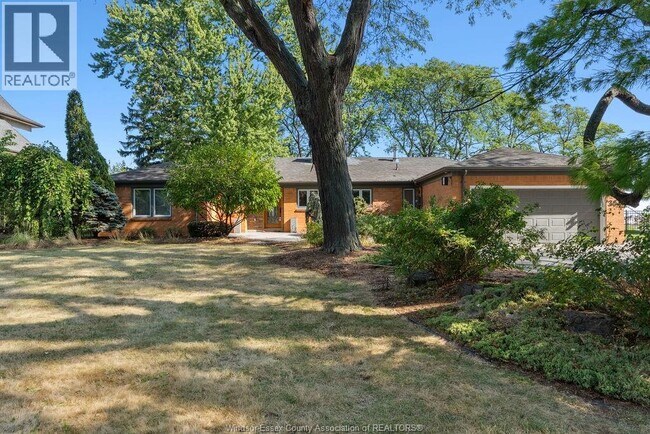 354 Elmgrove Dr in Tecumseh, ON - Building Photo - Building Photo