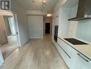 2221 Yonge St in Toronto, ON - Building Photo - Building Photo