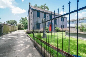 2424 Southmore Blvd in Houston, TX - Building Photo - Building Photo