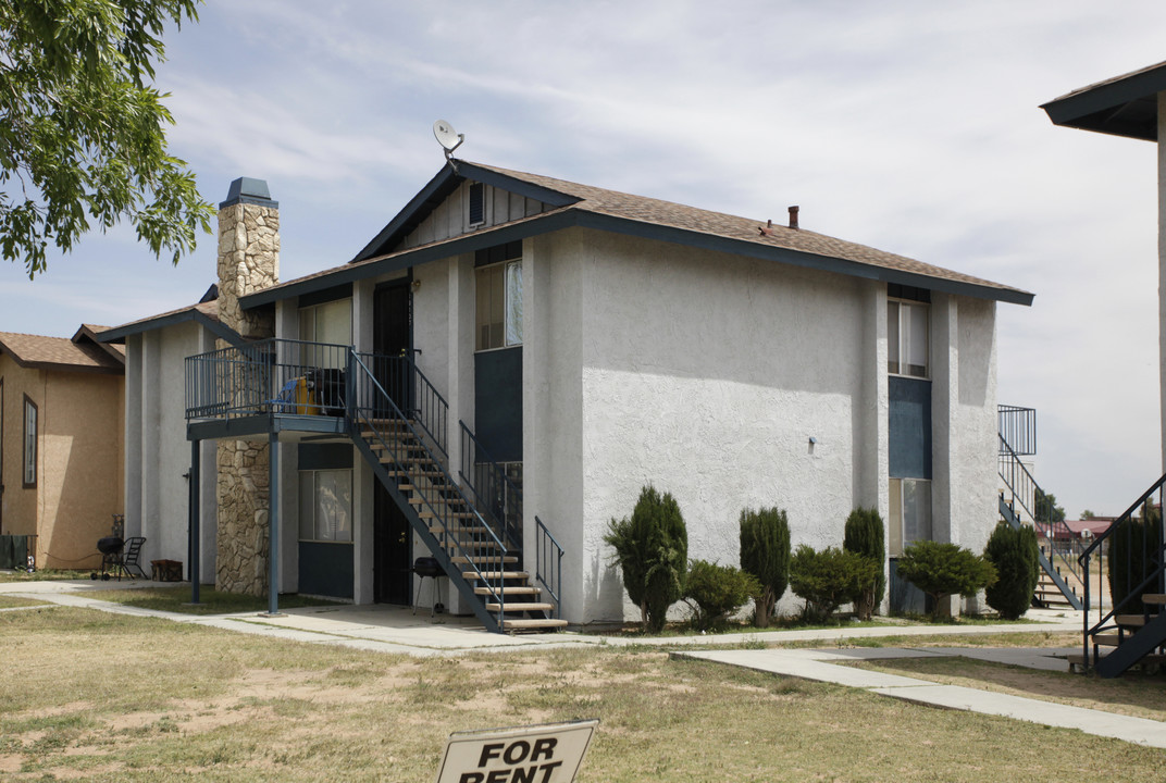 18133-18139 Poinciana Rd in Adelanto, CA - Building Photo