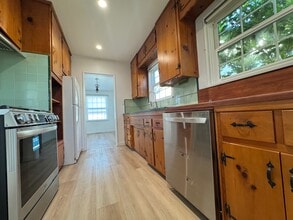 22051 Vanowen St in Canoga Park, CA - Foto de edificio - Building Photo