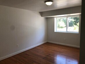 2201 Hunter Plz SE in Washington, DC - Building Photo - Building Photo