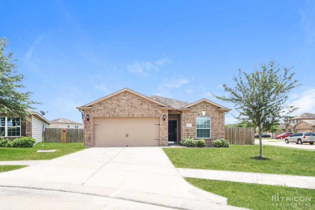 1502 Tulip Ln in Baytown, TX - Building Photo