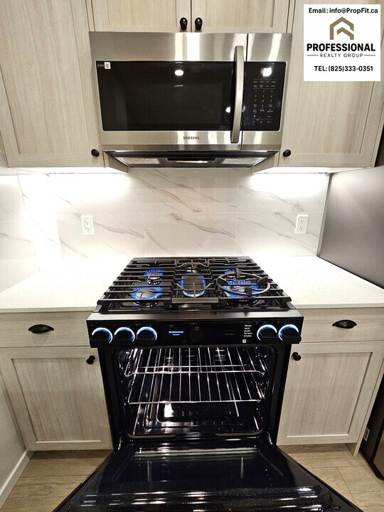 238 Orchards Blvd SW in Edmonton, AB - Building Photo