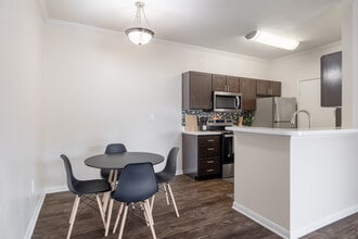 River Oaks Villas Apartments in San Marcos, TX - Foto de edificio - Interior Photo