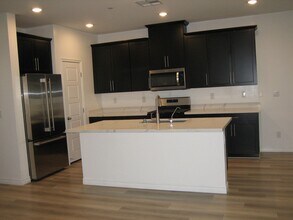 600 Carriage Hill Dr in Las Vegas, NV - Building Photo - Building Photo