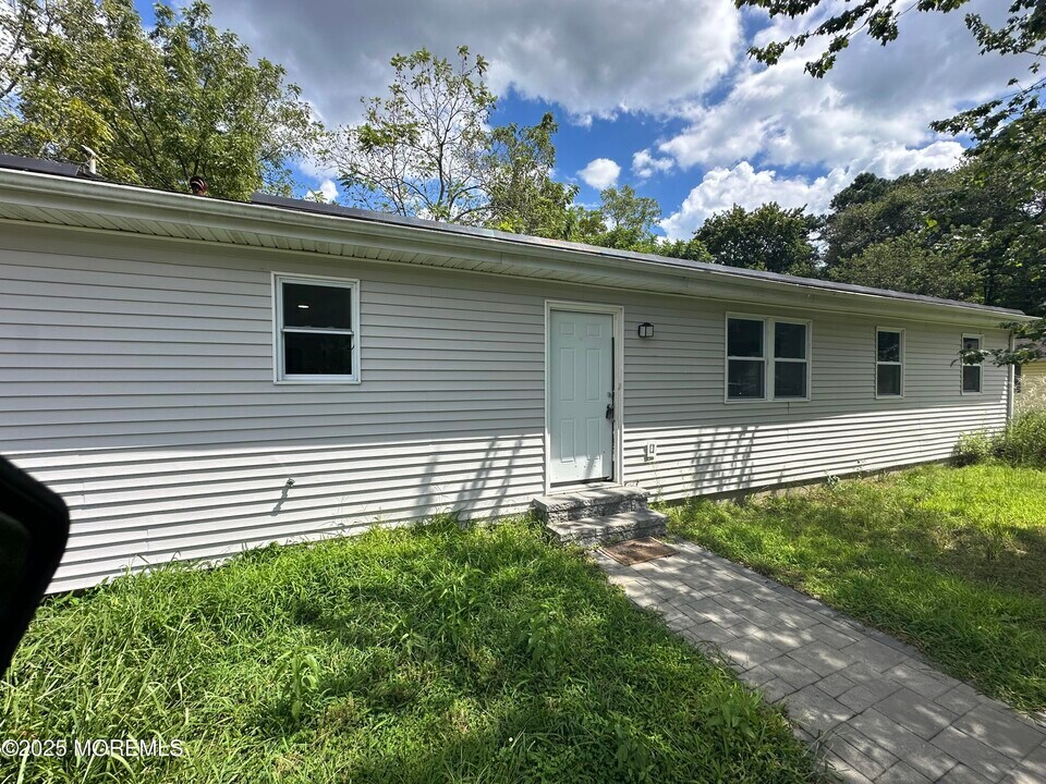 105 Floyd Ln in Little Egg Harbor Township, NJ - Building Photo