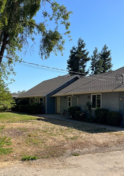 11714 Walnut Ave in Oakdale, CA - Foto de edificio