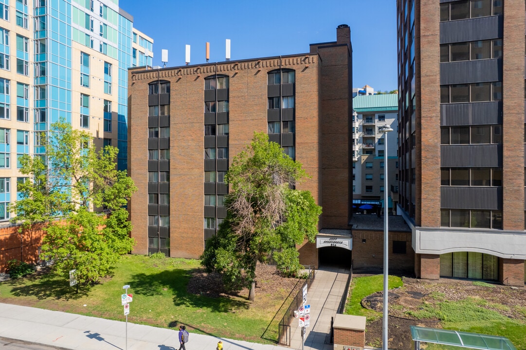 Neff Apartments in Calgary, AB - Building Photo