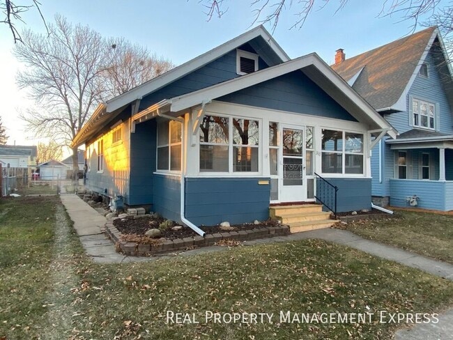 Gorgeous 4 bed 1 bath home in Sioux Falls, SD - Building Photo - Building Photo