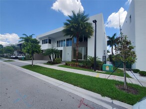 10273 NW 74th Terrace in Doral, FL - Building Photo - Building Photo