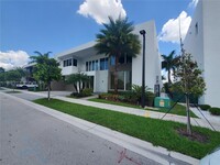 10273 NW 74th Terrace in Doral, FL - Foto de edificio - Building Photo