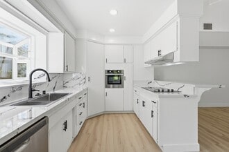 23723 Aetna St in Woodland Hills, CA - Foto de edificio - Building Photo