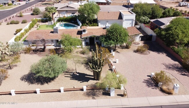 2610 E Nisbet Rd in Phoenix, AZ - Foto de edificio - Building Photo