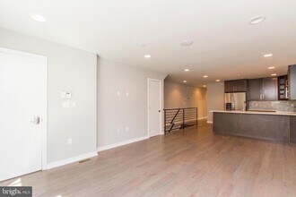 2103 Christian St in Philadelphia, PA - Building Photo - Building Photo