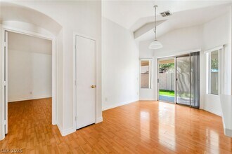 11000 Vallerosa St in Las Vegas, NV - Building Photo - Building Photo