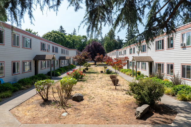 Halsey Street Arms Apartments in Portland, OR - Building Photo - Building Photo