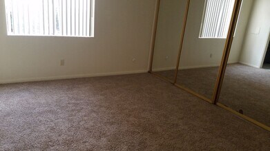 5513 Adobe Falls Rd in San Diego, CA - Building Photo - Building Photo