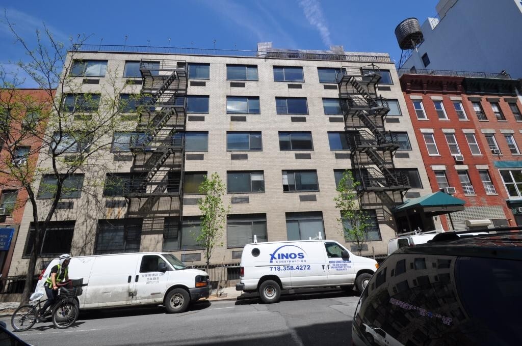 365 W 52nd St in New York, NY - Building Photo